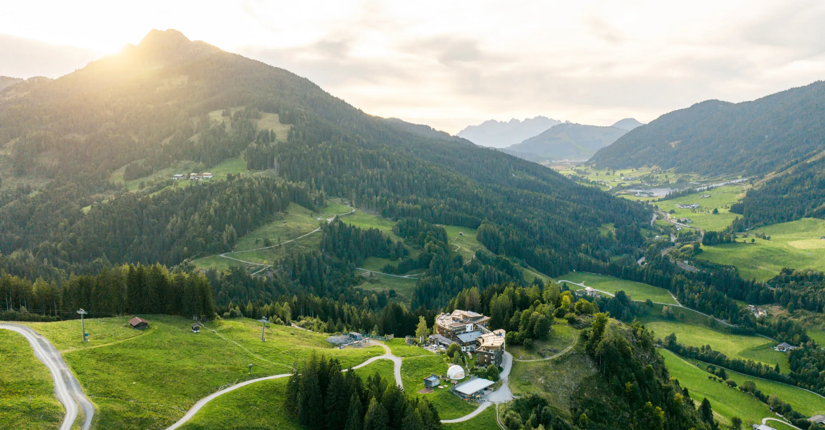 Paysage de montagne avec une ferme