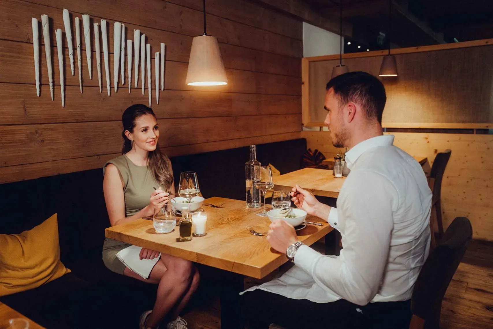Un couple amoureux au dîner