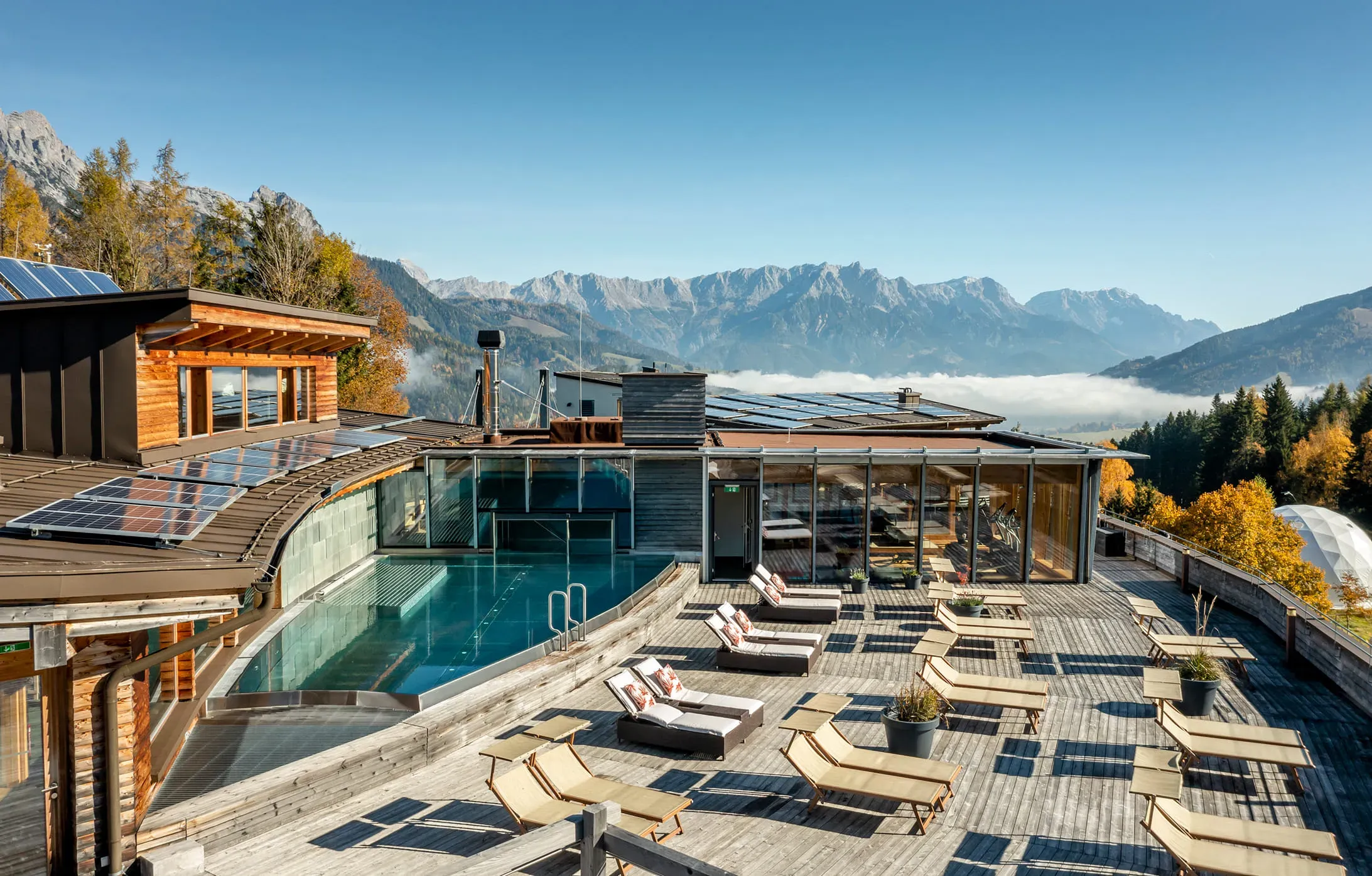 Piscine sur le toit de l'hôtel en bois