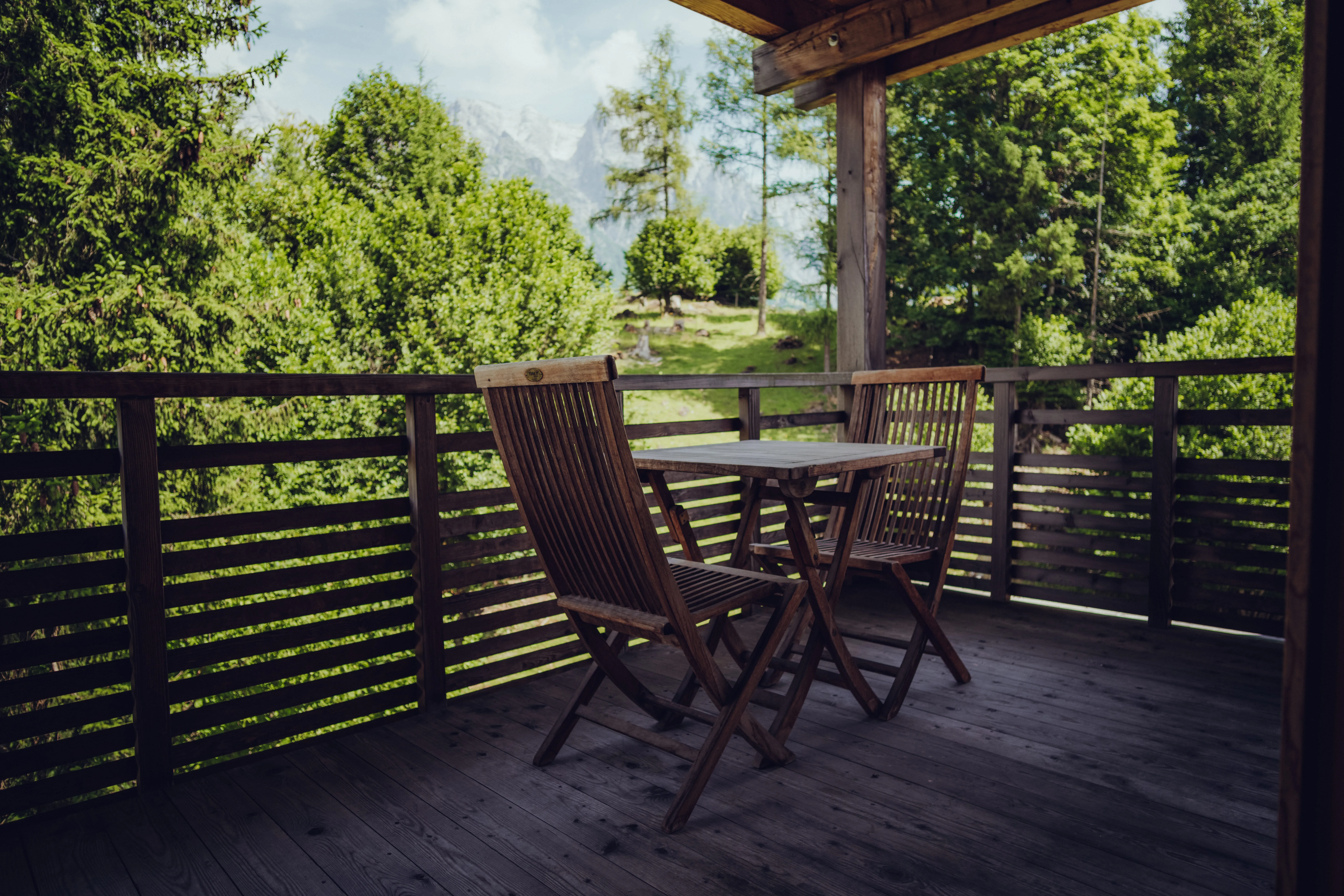 Balcon d'hôtel avec mobilier de balcon