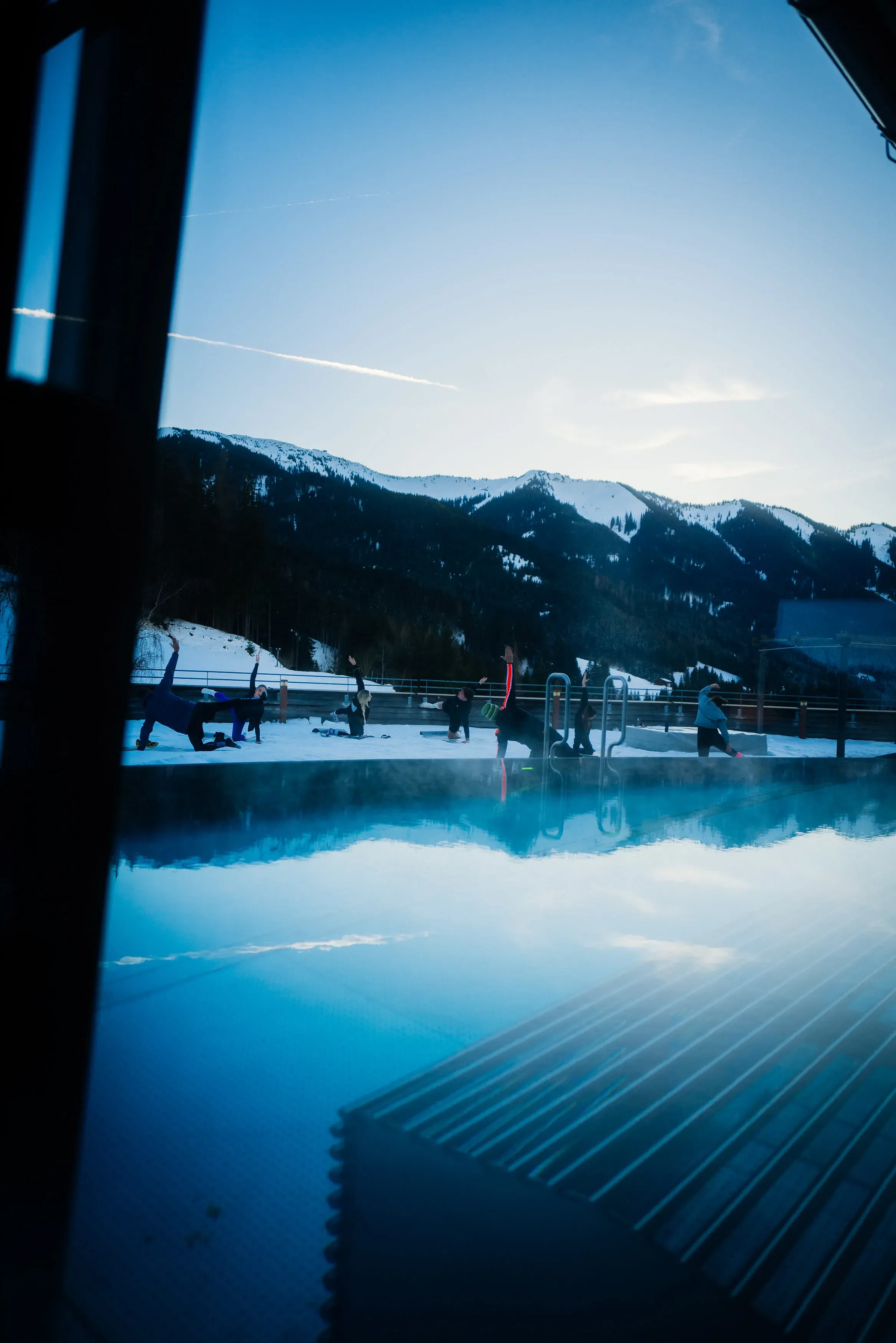 Yoga dans la neige sur la terrasse sur le toit