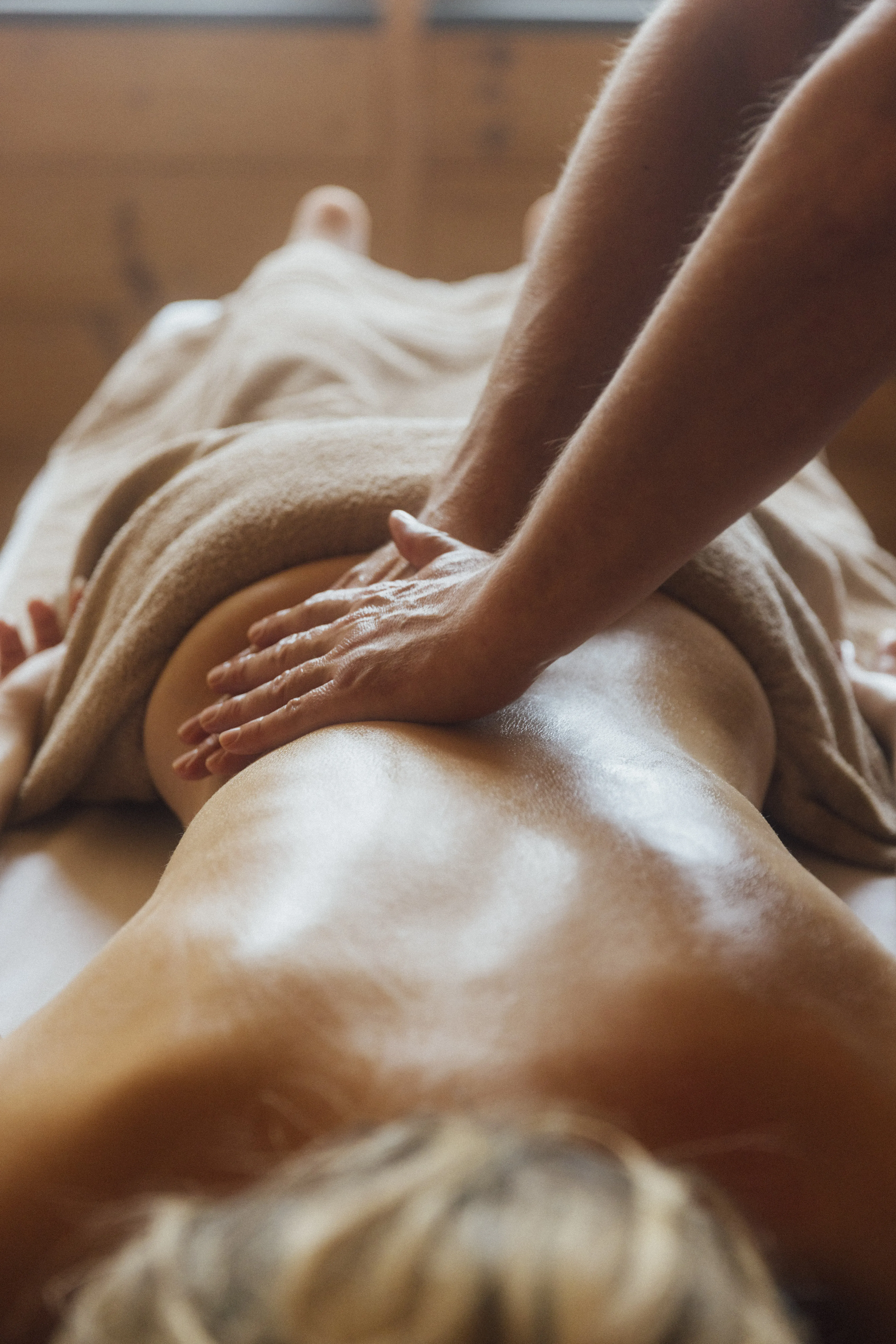 Une femme savoure un massage