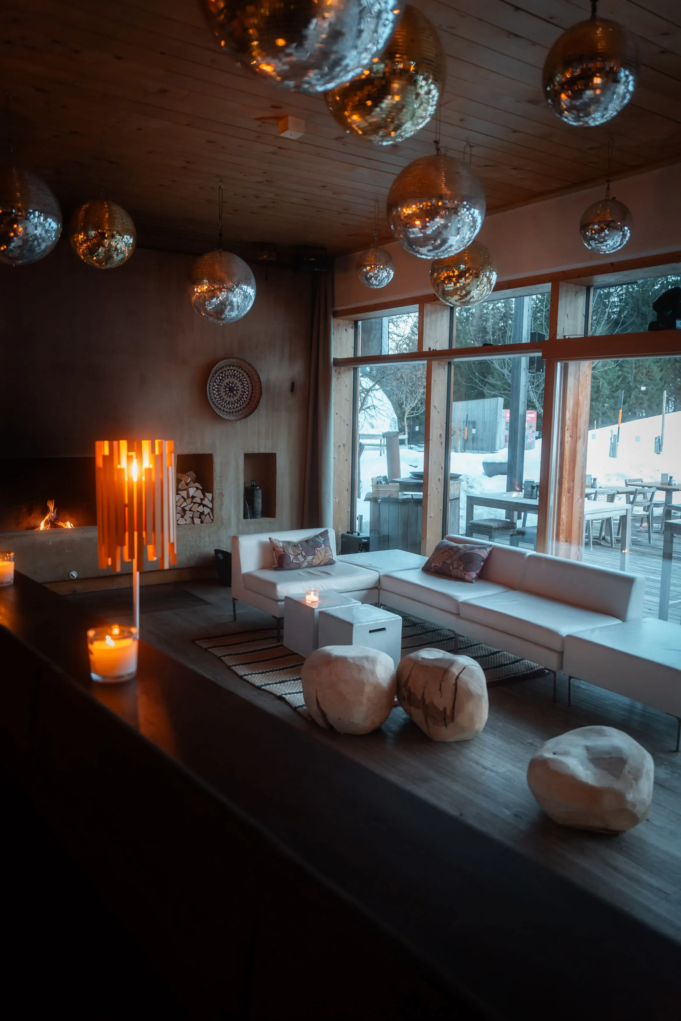 Bar de l'hôtel à l'éclairage d'ambiance